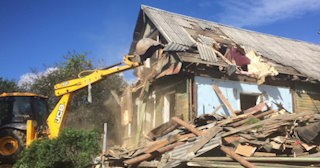 Промышленный демонтаж пристроек к дому в таре | Цены от 565 руб. за м2